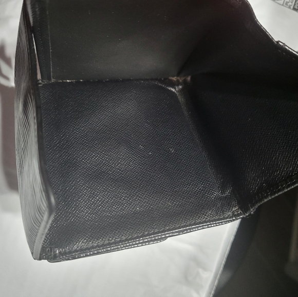 Louis Vuitton Epi Matte Leather Elise bi fold wallet in black. - Picture 9 of 11